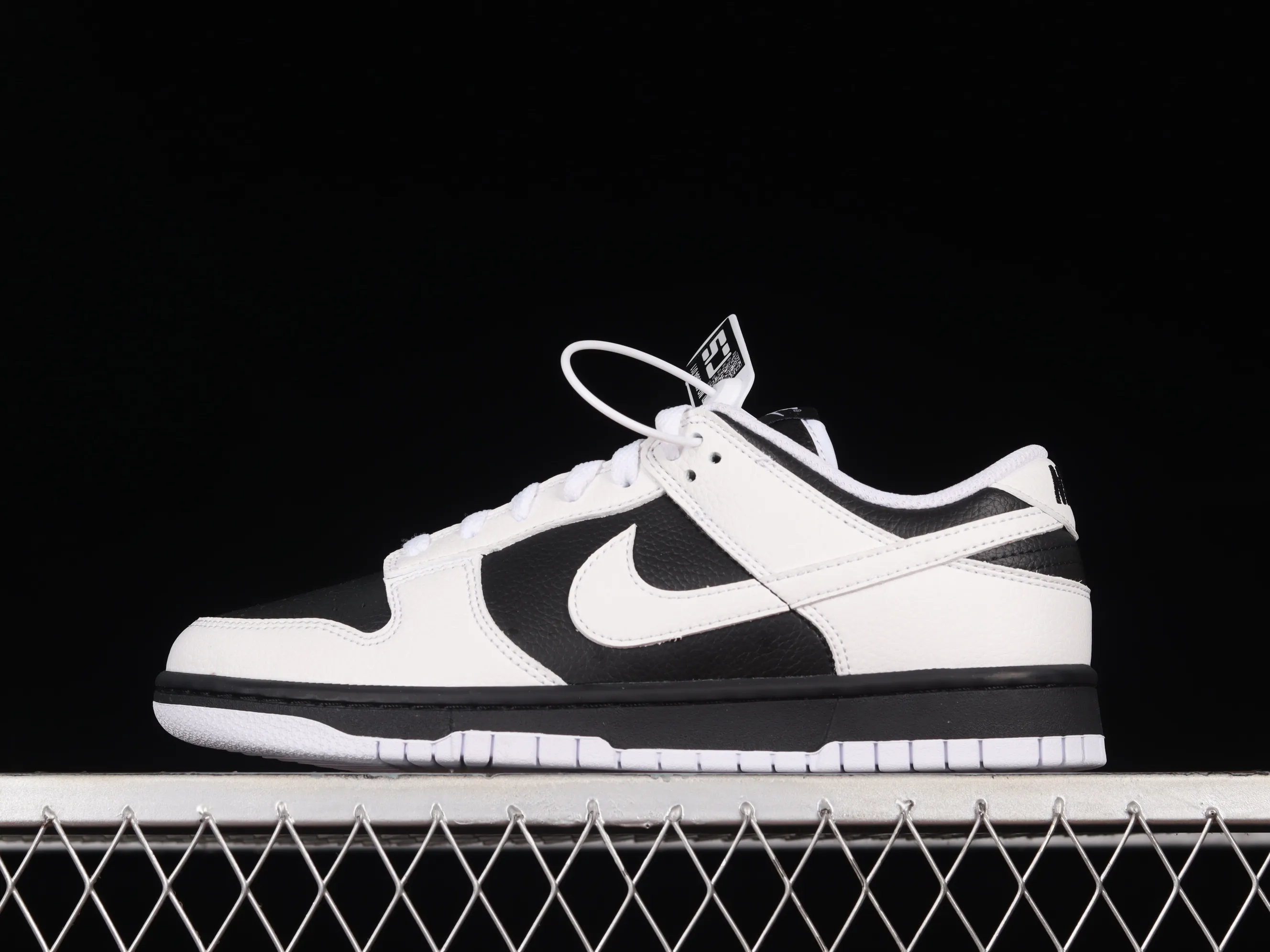 All Categories Nk SB Dunk Series Nk SB Dunk Low Low-top Sneakers Nk Dunk Low "Reverse Panda" White and Black Reverse Panda SB Smashing Backboard Fashion Casual Sneakers FD9064-011